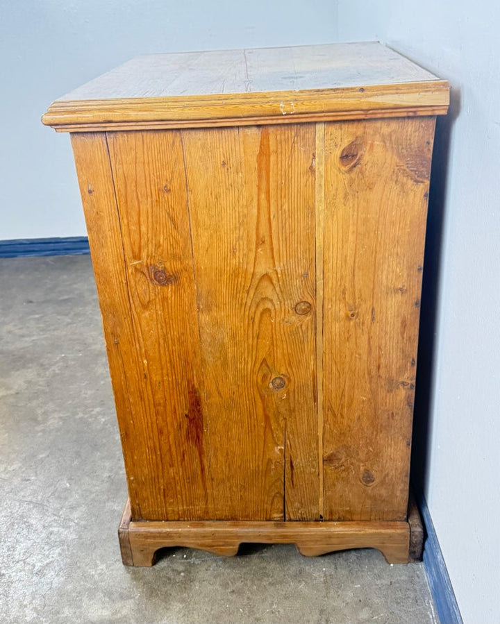 Early 20th-Century Pine Chest of Drawers with Original Brass Knobs