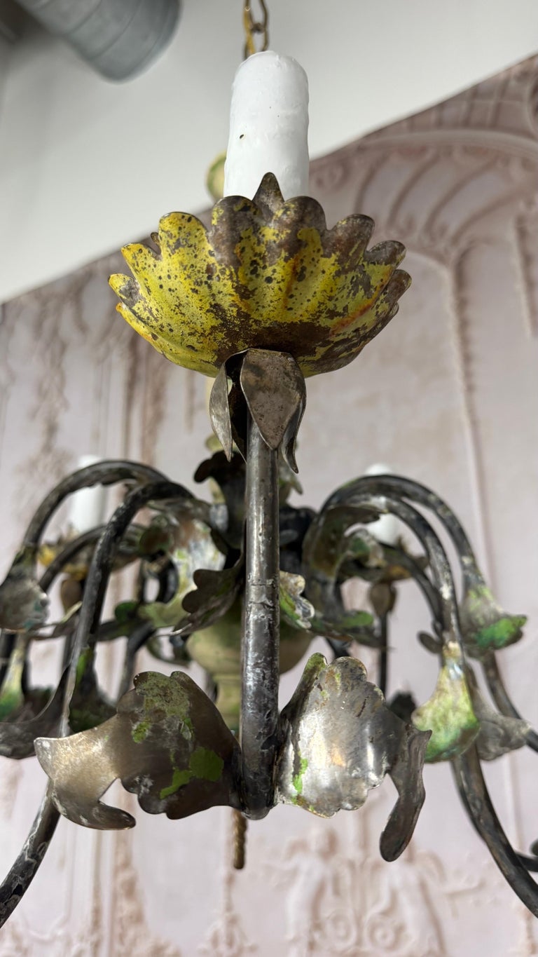 Italian Tole 10-Lights Florentine Chandelier with original Polychrome Patina